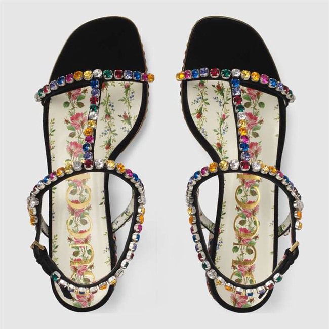 Sau đôi sneaker 20cm, Hà Hồ lại tiếp tục sắm thêm đôi sandal lóng lánh nhìn lóa hết cả mắt - Ảnh 4.