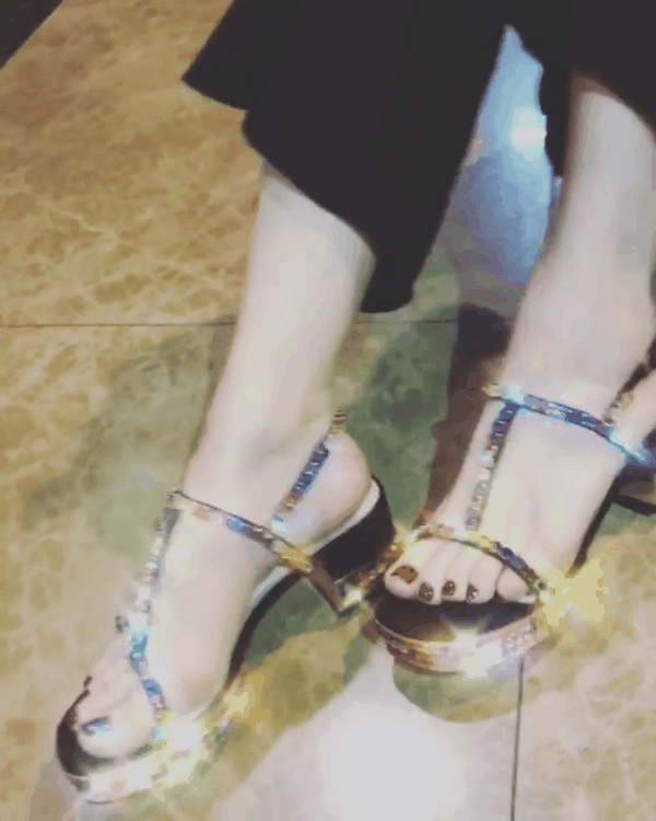 Sau đôi sneaker 20cm, Hà Hồ lại tiếp tục sắm thêm đôi sandal lóng lánh nhìn lóa hết cả mắt   - Ảnh 6.