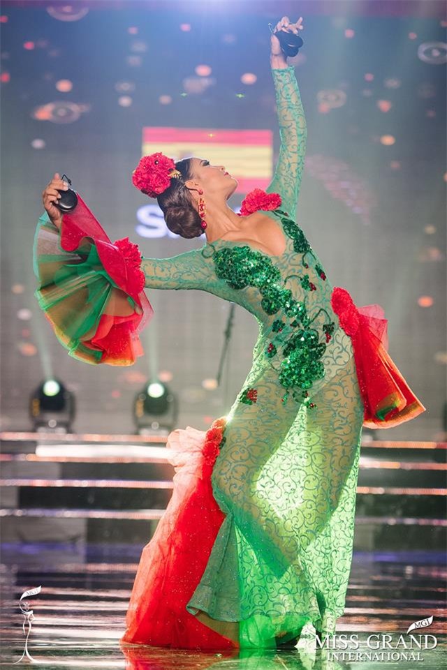 Top 10 quốc phục thi hoa hậu không rườm rà thì lại hở bạo chẳng khác gì diễn show Victorias Secret-6