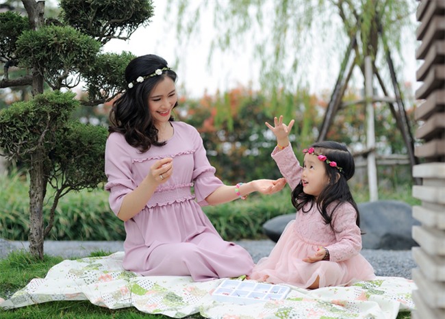 Không biết ngoại ngữ vẫn có thể dạy con giao tiếp tiếng Anh theo gợi ý của BTV Mùi Khánh Ly - Ảnh 1.