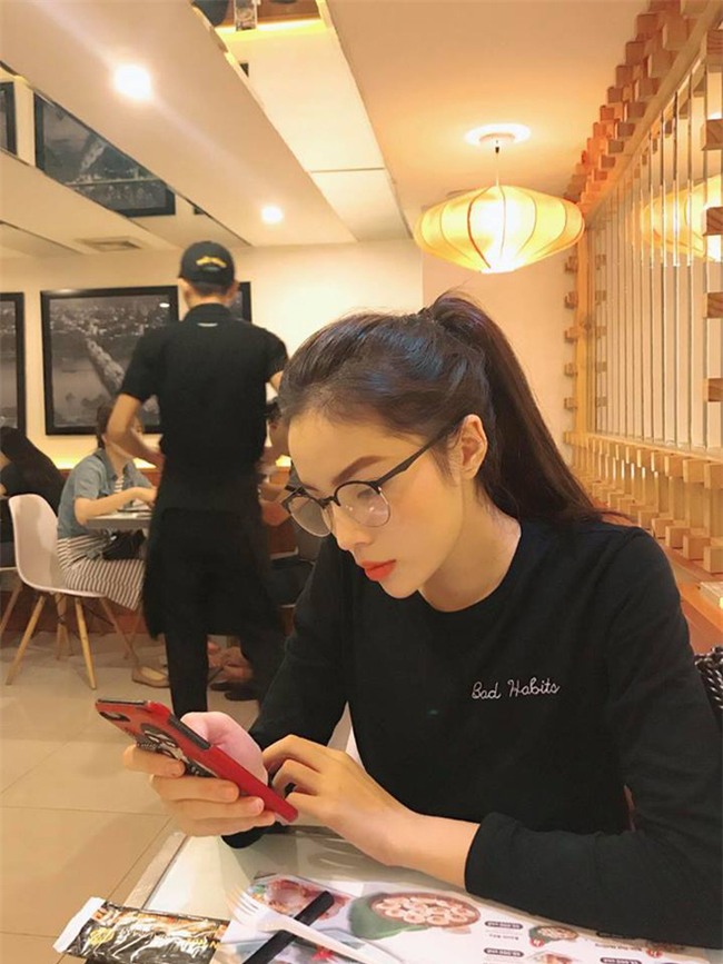 Chỉ là sơmi, áo phông thôi mà Kỳ Duyên cũng diện chất như này - Ảnh 1.