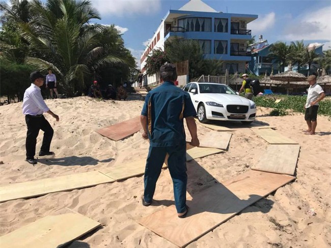 Clip: Kỷ niệm 4 năm ngày cưới, đại gia Minh Nhựa mang chiếc Jaguar XF gần 4 tỷ đồng ra bãi biển Phan Thiết làm quà tặng vợ - Ảnh 2.