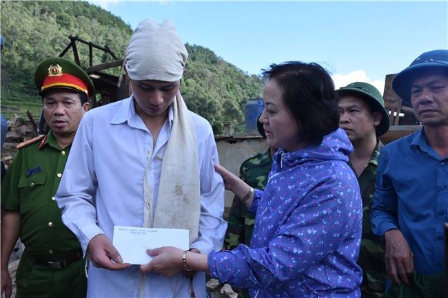 Chết lặng sau cuộc gọi: Cậu ơi về ngay đi, nhà 5 người bị lũ cuốn hết rồi - Ảnh 2.