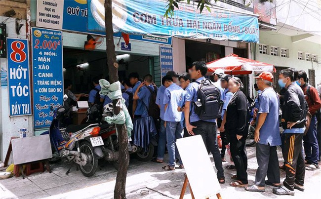 Sinh viên xếp hàng ăn cơm từ thiện: Uống trà sữa 70 nghìn bị chửi, giờ ăn cơm 2 nghìn cũng chửi