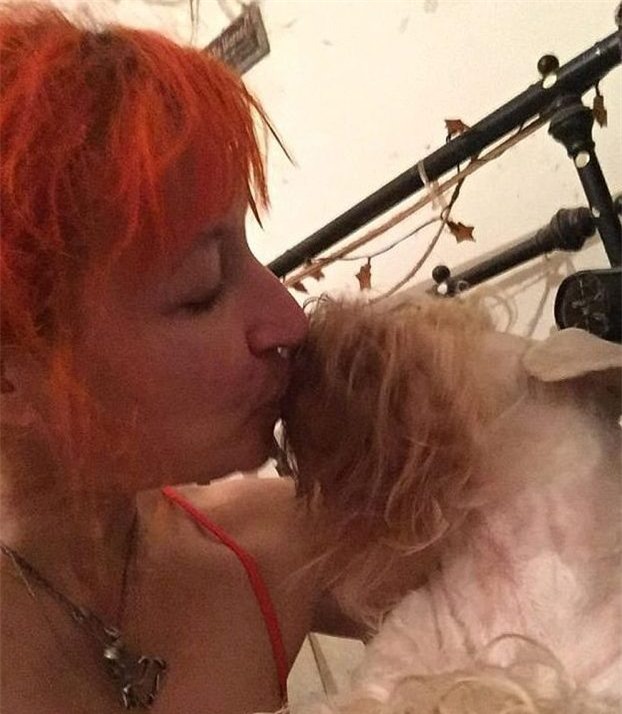 Quá chán với đàn ông, người phụ nữ kết hôn với chú chó cưng và có mối tình hoàn hảo - Ảnh 3.