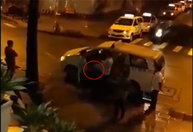 TP.HCM: Tài xế taxi Vinasun dùng chân đạp liên tiếp vị khách người nước ngoài vì không trả thêm tiền - Ảnh 2.