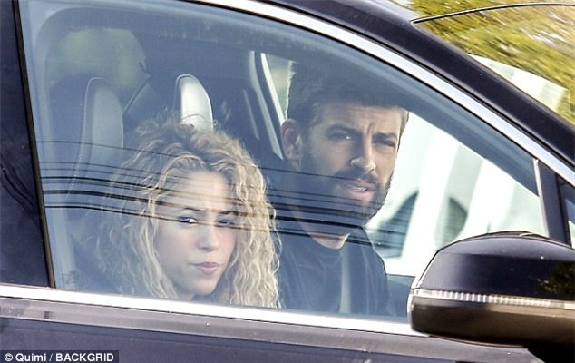 Pique đưa Shakira đi dạo, xóa tin đồn chia tay - Ảnh 1.