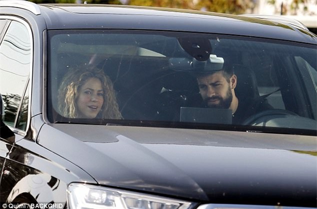 Pique đưa Shakira đi dạo, xóa tin đồn chia tay - Ảnh 2.