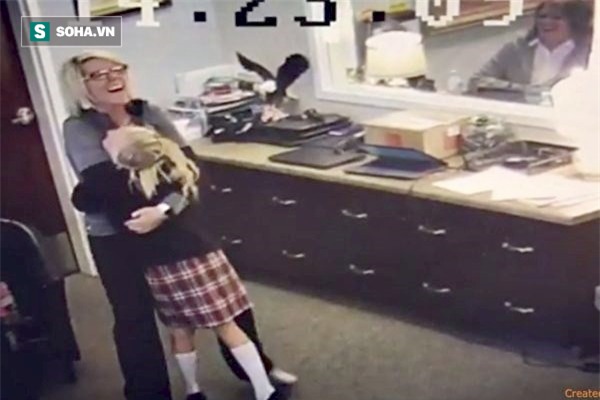 Biết mình được nhận nuôi, cô bé 11 tuổi bộc lộ cảm xúc khiến hàng vạn người cảm động - Ảnh 1.