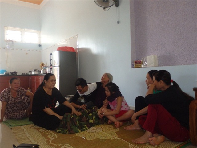 Hai cán bộ biên phòng mất tích khi hỗ trợ dân phòng chống lũ: Mẹ già khóc ngất, mong ngóng con quay về - Ảnh 2.