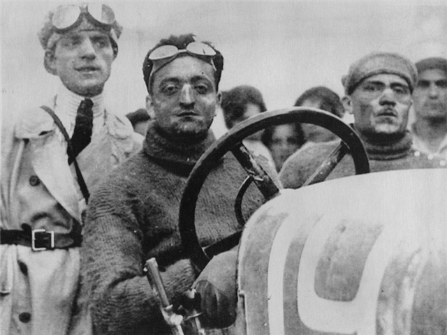 Sau chiến tranh, Enzo trở về và đối mặt với một quãng thời gian đầy khó khăn khi tìm kiếm một công việc nào đó trong ngành kinh doanh xe hơi. Anh đã nộp đơn xin việc tại Fiat nhưng bị từ chối, bởi đã có quá nhiều quân nhân hậu chiến nộp đơn vào đây. Cuối cùng, anh tìm được một vị trí tại một nhà sản xuất xe hơi nhỏ hơn.