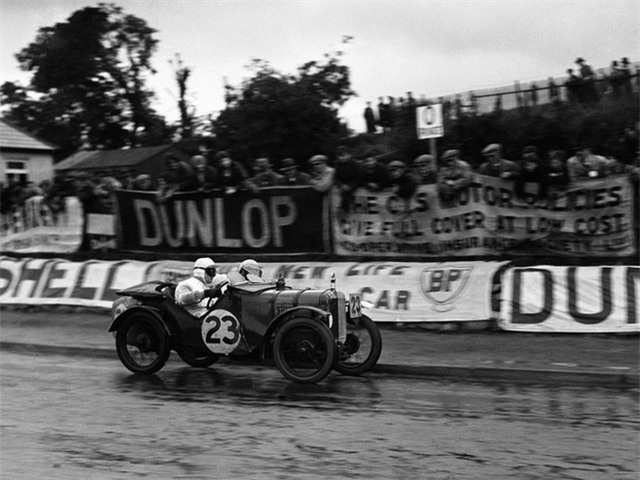 Năm 1929, Enzo cho ra đời đội đua chuyên nghiệp, Scuderia Ferrari, hay còn gọi là Team Ferrari. Ở thời điểm đó, chưa có hãng xe hơi nào cho đội lái của mình đua bằng chính những chiếc xe mà họ sở hữu.