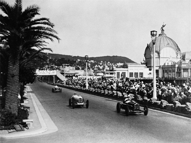 Đội đua này hầu hết sử dụng những chiếc xe của Alfa Romeo. Đến năm 1933, Scuderia Ferrari trở thành một bộ phận đua của Alfa.