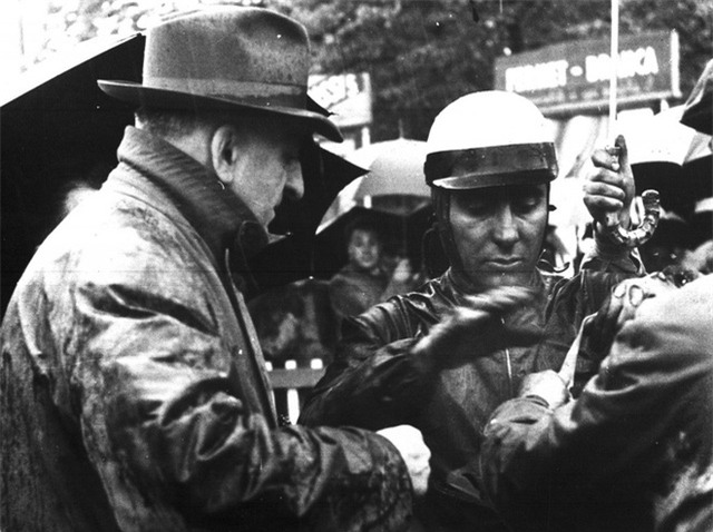 Một tuần sau khi rời khỏi Alfa Corse năm 1939, Enzo đã tự thành lập Auto Avio Costruzioni. AAC 815 là chiếc xe đầu tiên của Ferrari được khởi động dựa trên động cơ của riêng nó.