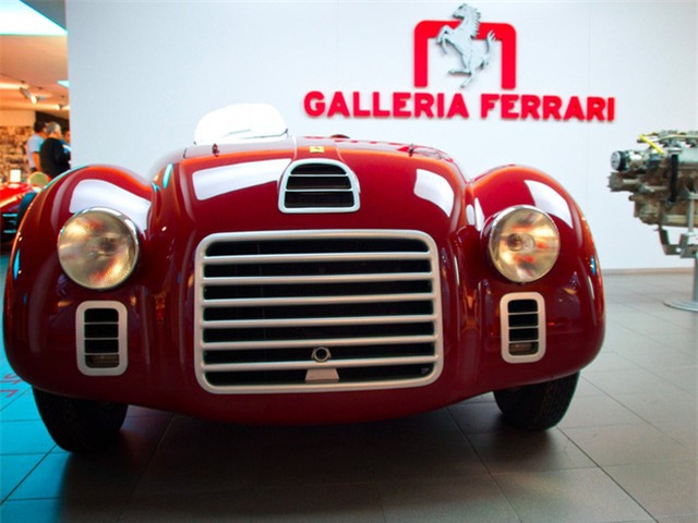Năm 1947, Ferrari cho ra mắt chiếc 125. Và kể từ khi thỏa thuận không cạnh tranh với Alfa chấm dứt, đây là chiếc xe hơi đầu tiên mang tên của tập đoàn này. Ảnh: