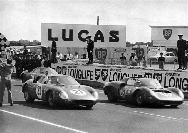 Đến năm 1966, Ford đã sẵn sàng để thách thức những chiếc xe của Ferrari. GT40 huyền thoại của Ford đã được thiết kế để đua tại cuộc đua Le Mans.