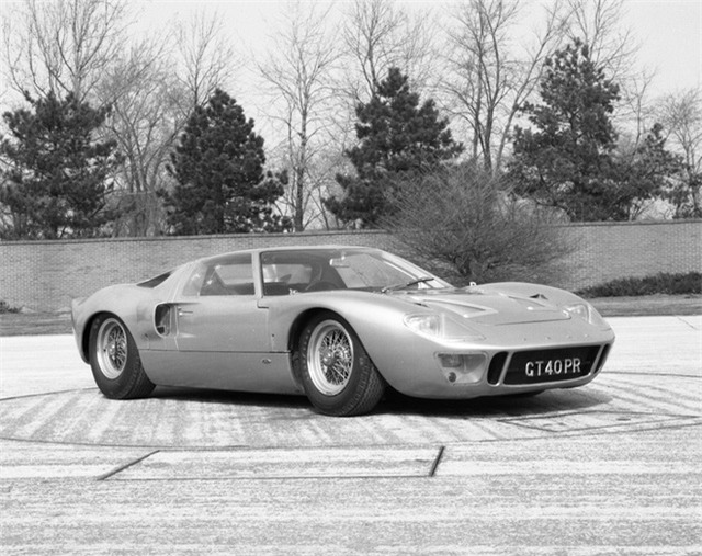 Henry Ford II đã rửa được hận! GT40 đã thắng Le Mans với kết thúc 1-2-3 tuyệt vời, chấm dứt sự thống trị của Ferrari suốt bao năm qua.