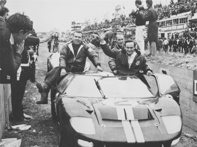 Đến năm 1969, Enzo nhận ra rằng công ty mình đang cần thêm nguồn lực, không chỉ để thành công, mà còn để tồn tại. Năm đó, Ferrari đã bán 50% doanh nghiệp cho công ty từng từ chối không cho ông một công việc – Fiat!