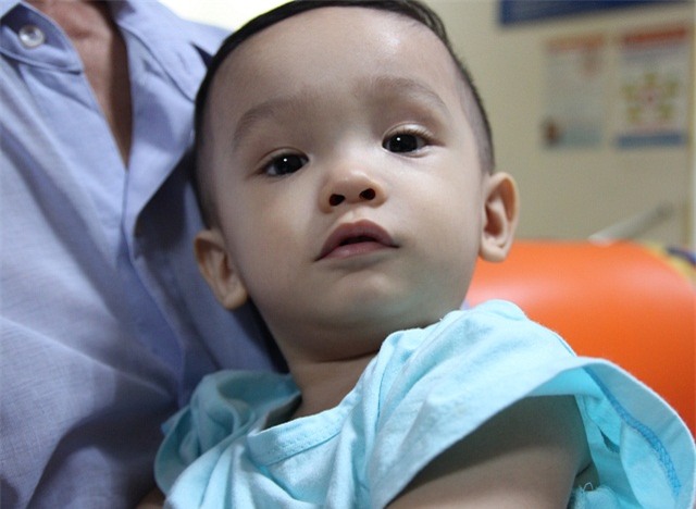 be trai 14 thang bi bao hanh va bo roi o benh vien: sut 4kg, tinh mang bi de doa - 3