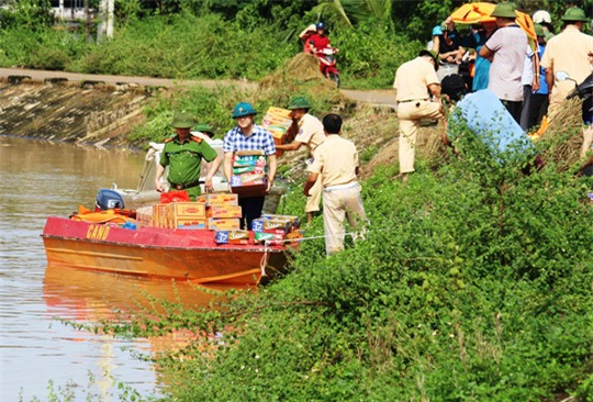 Công an, bộ đội dầm mình trong nước ăn vội, giúp dân chống lũ dữ - Ảnh 13.