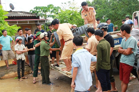 Công an, bộ đội dầm mình trong nước ăn vội, giúp dân chống lũ dữ - Ảnh 7.