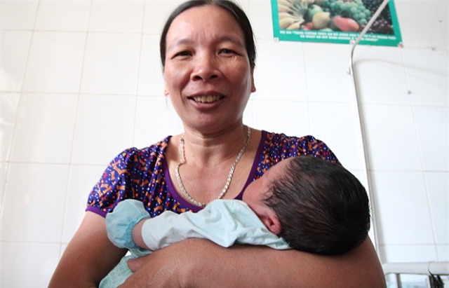 bo be trai chao doi nang ky luc 7,1kg: “luc dau toi khong tin, phai mang con di can lai” - 2