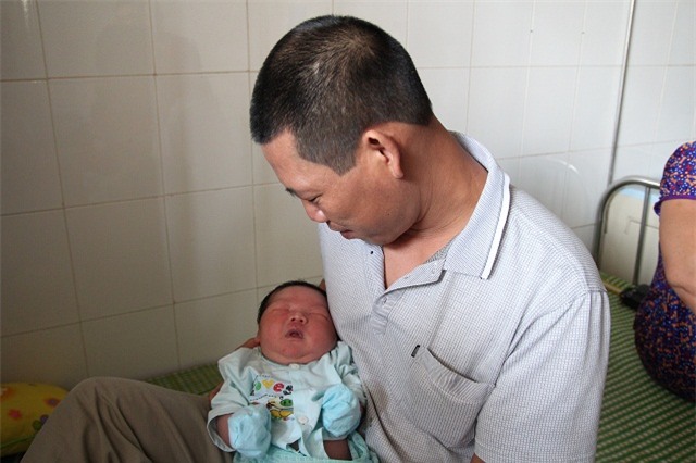 bo be trai chao doi nang ky luc 7,1kg: “luc dau toi khong tin, phai mang con di can lai” - 4