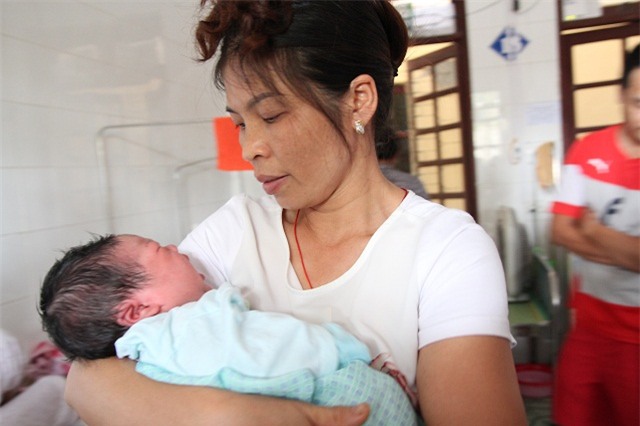 bo be trai chao doi nang ky luc 7,1kg: “luc dau toi khong tin, phai mang con di can lai” - 6