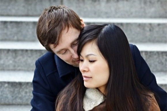 Sốc khi thấy váy ngủ của vợ mới cưới rơi xuống - Ảnh 1.