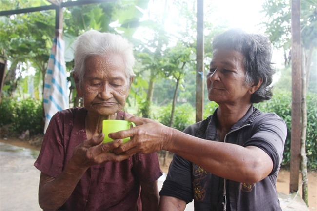 Rơi nước mắt mẹ già 85 tuổi xin từng bữa cơm nuôi 4 người con tâm thần muốn ăn bữa ngon rồi chết cùng con - Ảnh 11.