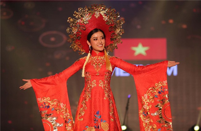 Nhờ hơn 2 triệu lượt chia sẻ, áo dài của Huyền My lọt Top 25 quốc phục đẹp nhất Miss Grand International 2017-3