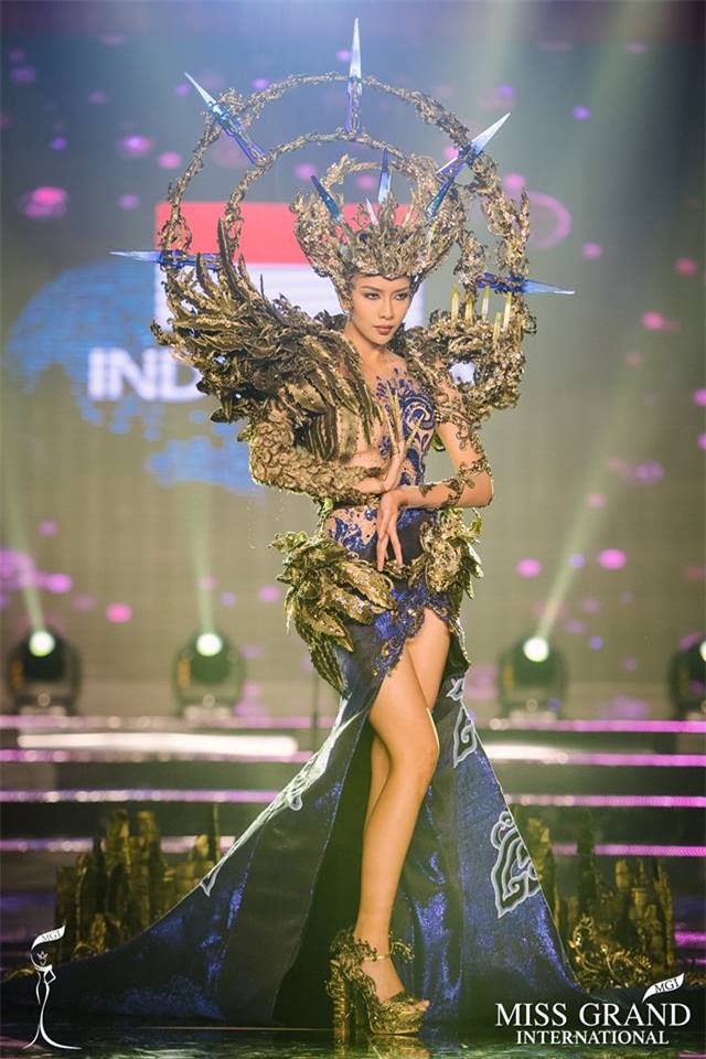 Nhờ hơn 2 triệu lượt chia sẻ, áo dài của Huyền My lọt Top 25 quốc phục đẹp nhất Miss Grand International 2017-4