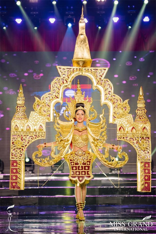 Nhờ hơn 2 triệu lượt chia sẻ, áo dài của Huyền My lọt Top 25 quốc phục đẹp nhất Miss Grand International 2017-5