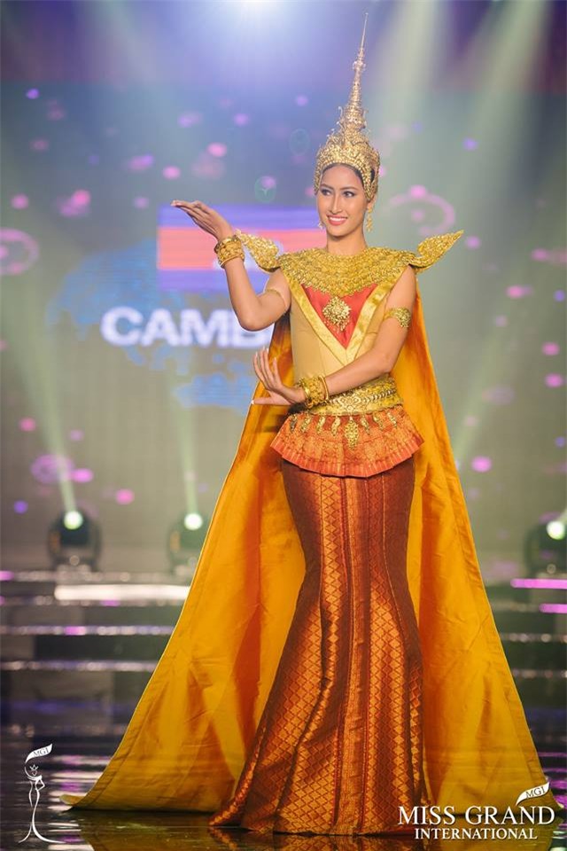 Nhờ hơn 2 triệu lượt chia sẻ, áo dài của Huyền My lọt Top 25 quốc phục đẹp nhất Miss Grand International 2017-6