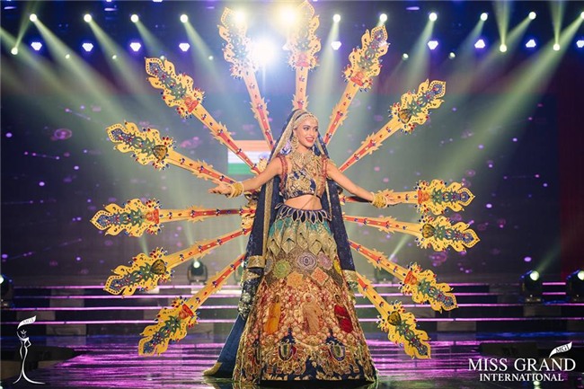 Nhờ hơn 2 triệu lượt chia sẻ, áo dài của Huyền My lọt Top 25 quốc phục đẹp nhất Miss Grand International 2017-7