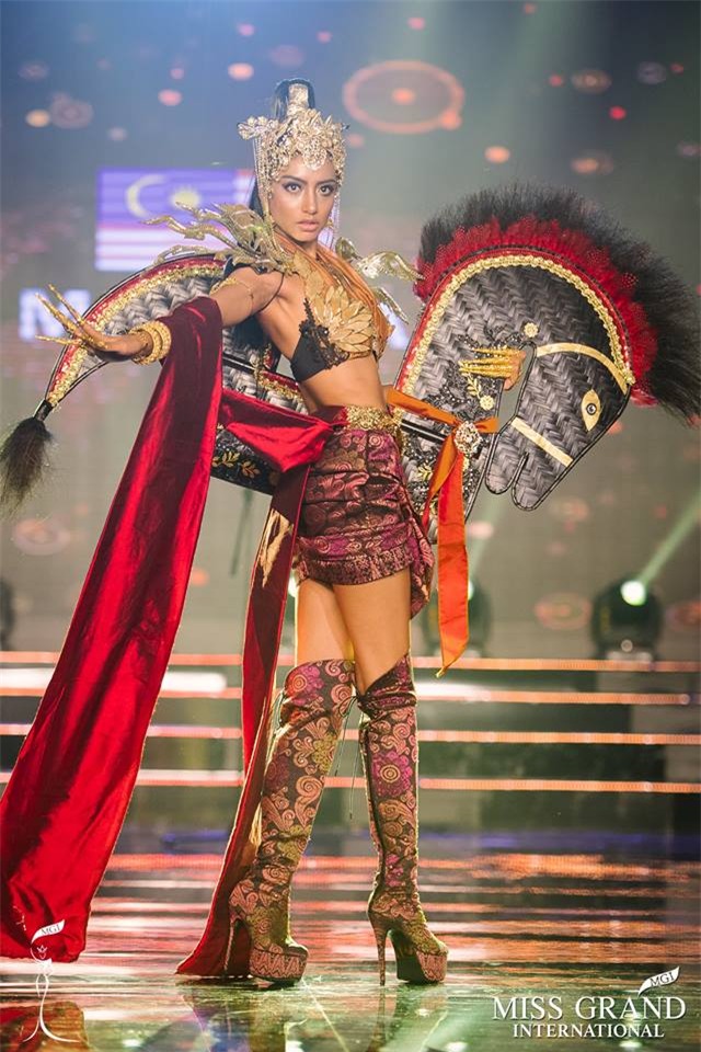 Nhờ hơn 2 triệu lượt chia sẻ, áo dài của Huyền My lọt Top 25 quốc phục đẹp nhất Miss Grand International 2017-8