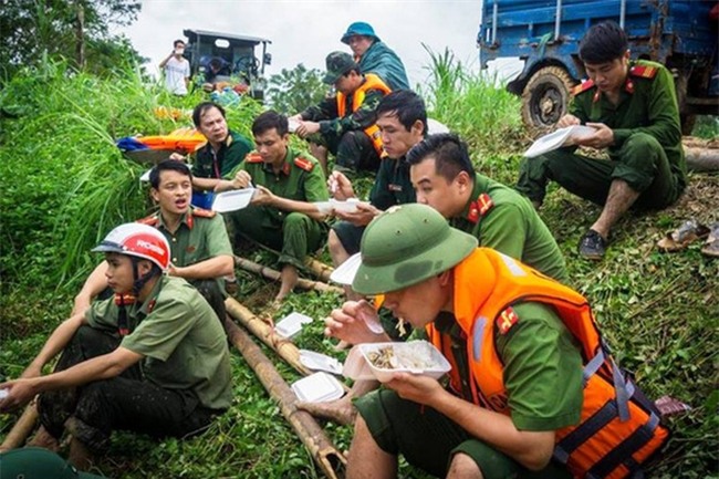 Trận lũ lịch sử hoành hành miền Bắc: Những câu chuyện đau lòng và tình người nơi lũ quét qua - Ảnh 13.