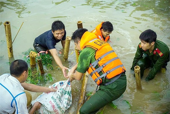 Trận lũ lịch sử hoành hành miền Bắc: Những câu chuyện đau lòng và tình người nơi lũ quét qua - Ảnh 13.