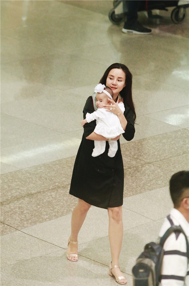 Vy Oanh lần đầu công khai lộ diện với ông xã, cả gia đình cùng trở về từ Mỹ thăm mẹ ốm nặng - Ảnh 2.