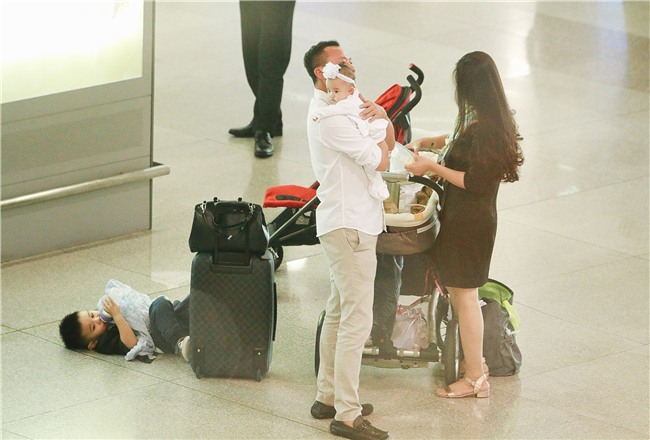 Vy Oanh lần đầu công khai lộ diện với ông xã, cả gia đình cùng trở về từ Mỹ thăm mẹ ốm nặng - Ảnh 3.