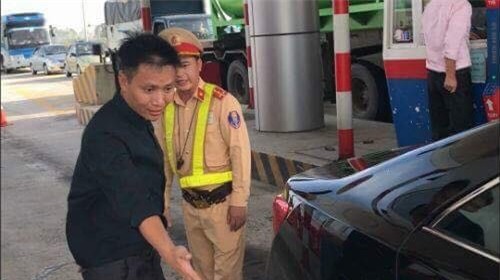 Tài xế lái xe Camry quậy ở trạm thu phí cao tốc Hà Nội - Hải Phòng (ảnh: Tuấn Hợp)