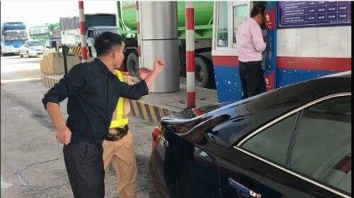 Tài xế chửi bới Cảnh sát giao thông và nhân viên thu phí (ảnh: Tuấn Hợp)