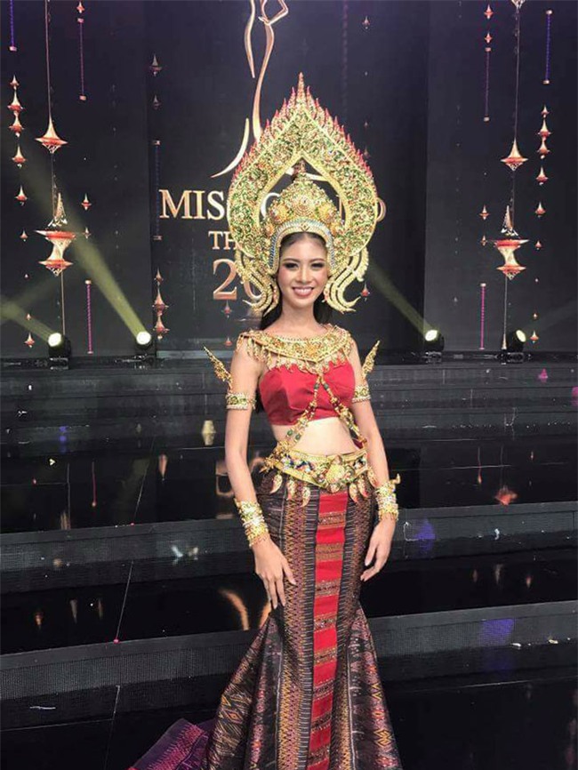 Trang phục truyền thống bó sát khiến thí sinh Miss Grand Thái Lan 2 lần bị ngã trên sân khấu - Ảnh 3.