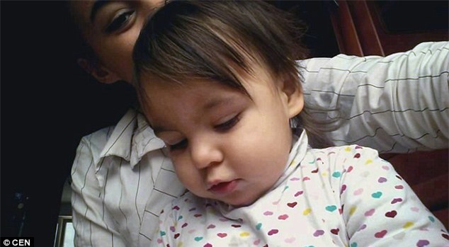 Nụ hôn cuối - khoảnh khắc ám ảnh của người bố từ biệt con gái 2 tuổi qua đời vì bị mẹ đẻ bạo hành - Ảnh 2.