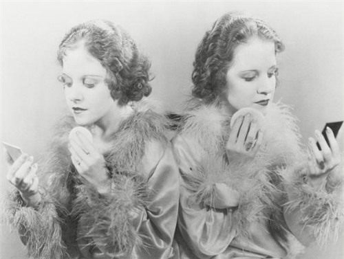 Cặp song sinh liền thân xinh đẹp nhất thế giới, kết hôn với hai ông chồng nhưng đến chết vẫn cô quạnh - Ảnh 10.