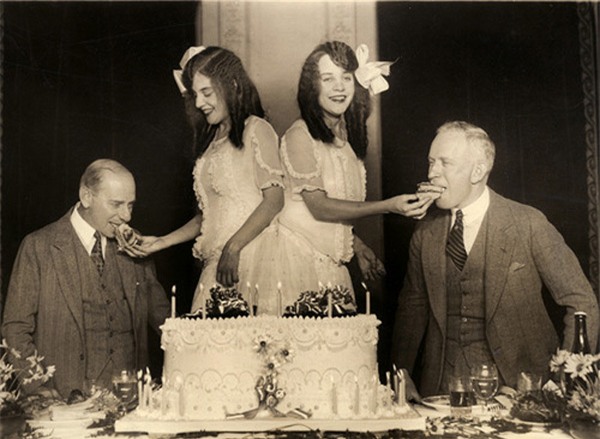 Cặp song sinh liền thân xinh đẹp nhất thế giới, kết hôn với hai ông chồng nhưng đến chết vẫn cô quạnh - Ảnh 9.