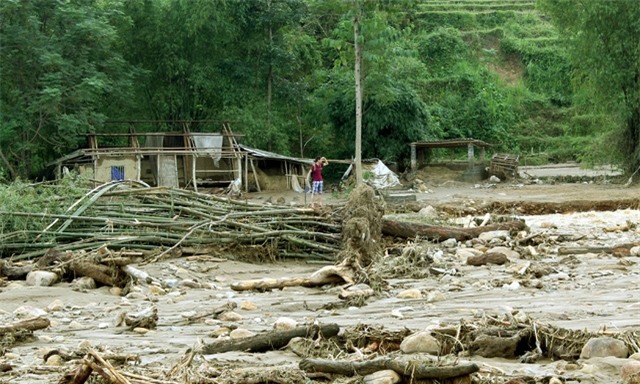 Ba mái nhà bị cuốn bay, thay vào đó là đất đá, cây gỗ, những bụi tre...