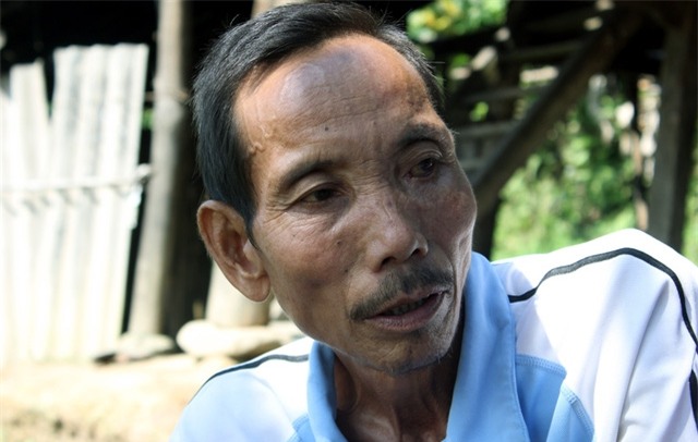 Lo ma chay cho đứa con trai cả, ông Phúc chưa thể yên lòng khi con dâu và 2 đứa cháu vẫn còn mất tích.