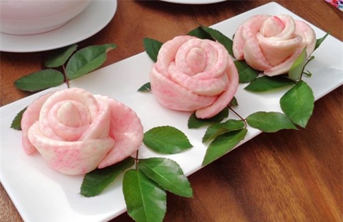 Hình ảnh mẫu hoa hồng ăn được đang rao bán trên chợ online từ một tiệm bánh ngọt - Ảnh MB.