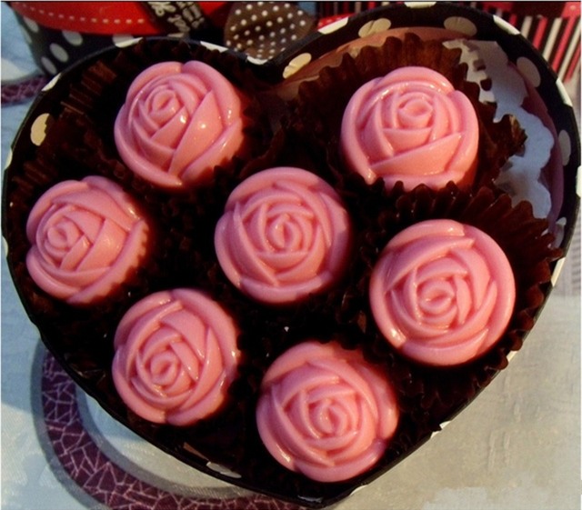 Một mẫu hoa hồng ăn được mà chị Hà rao bán trên mạng xã hội Facebook với giá 300.000 đồng. Nguyên liệu của hộp quà này chủ yếu là socola và bánh kem - Ảnh: Thanh Hà.